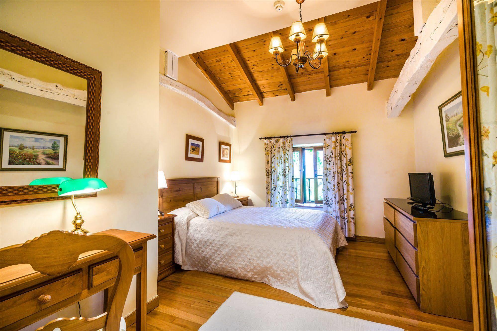 Hotel Palacio Garcia Quijano Corrales De Buelna ภายนอก รูปภาพ