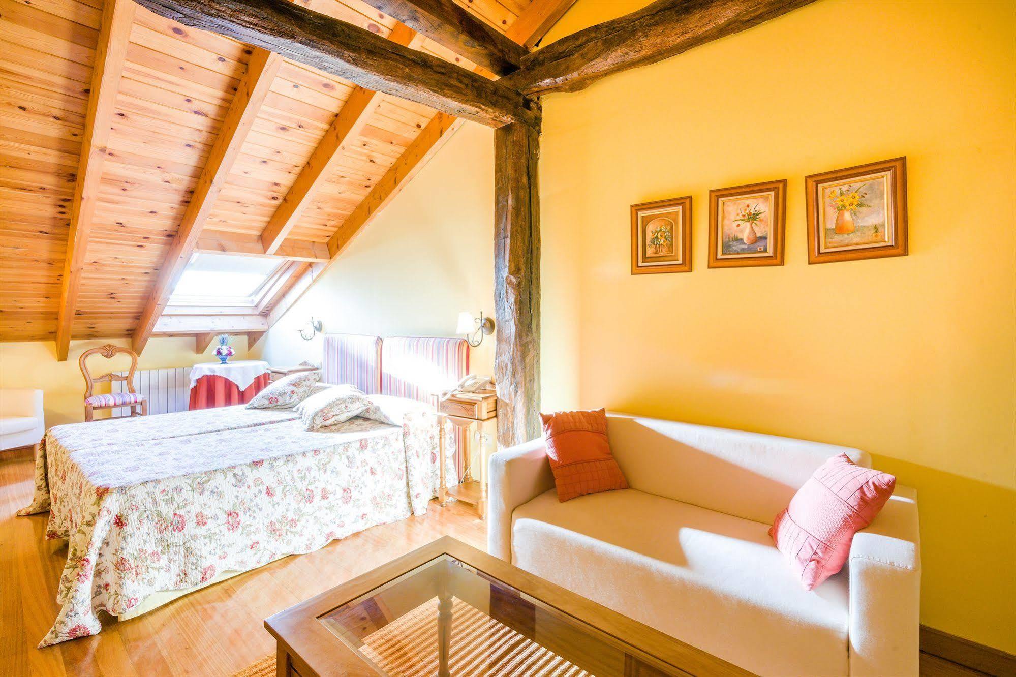 Hotel Palacio Garcia Quijano Corrales De Buelna ภายนอก รูปภาพ